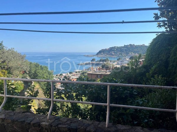 appartamento in vendita ad Arenzano in zona Terrarossa