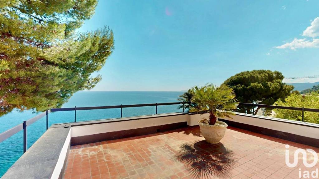 casa indipendente in vendita ad Arenzano in zona Terrarossa
