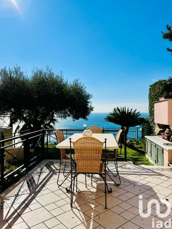 casa indipendente in vendita ad Arenzano in zona Terrarossa