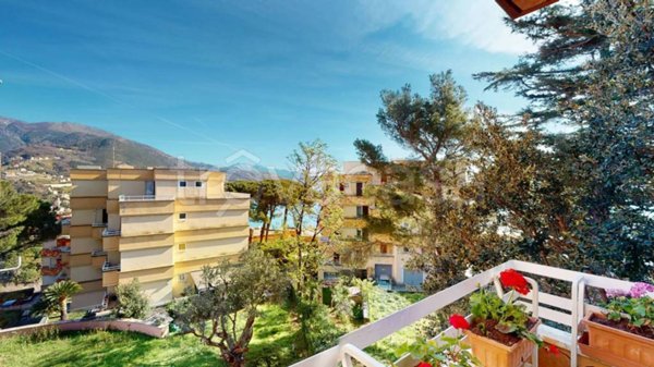 appartamento in vendita ad Arenzano in zona Terrarossa