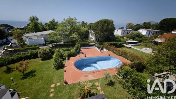 casa indipendente in vendita ad Arenzano in zona Terrarossa