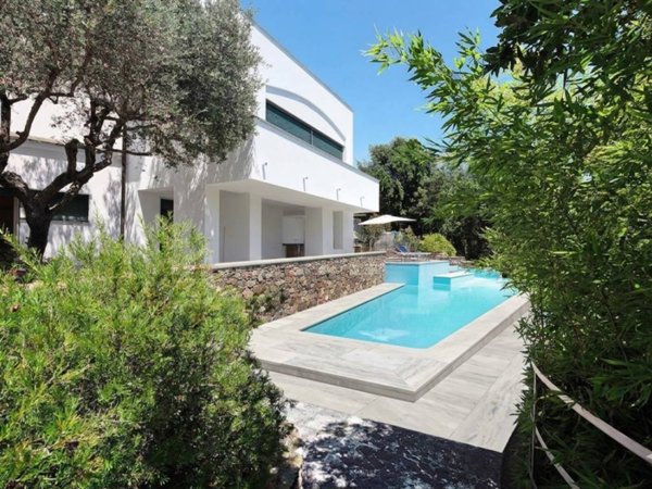 casa indipendente in vendita ad Arenzano in zona Terrarossa