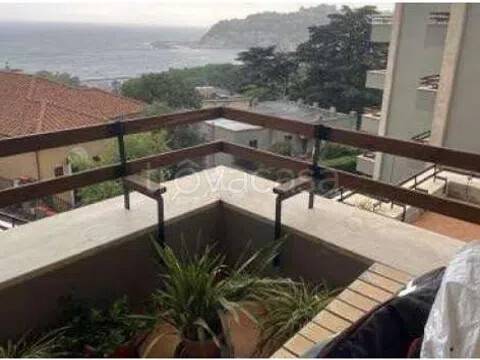 appartamento in vendita ad Arenzano in zona Terrarossa
