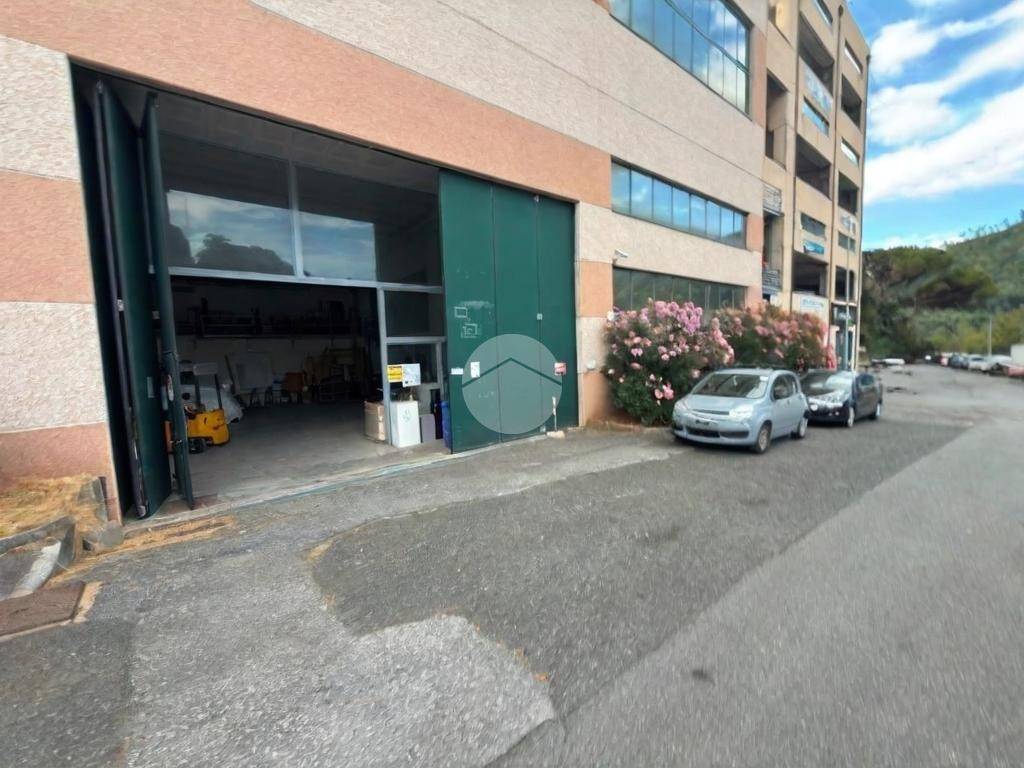 locale commerciale in vendita ad Arenzano in zona Terralba