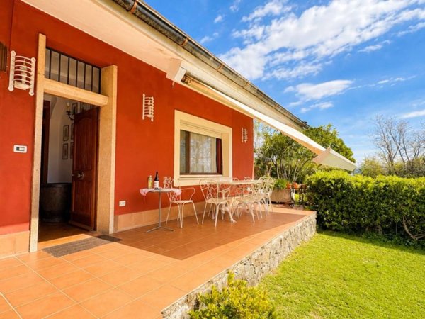 casa indipendente in vendita ad Arenzano in zona Terrarossa