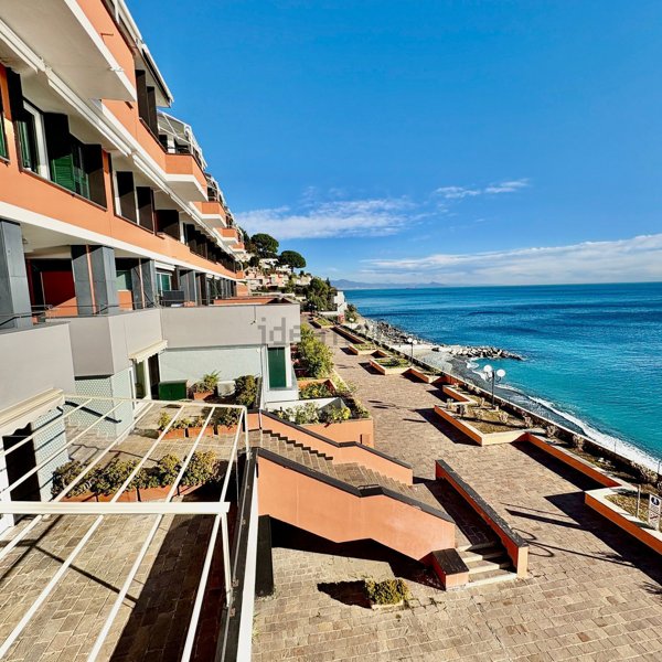 appartamento in vendita ad Arenzano in zona Terrarossa