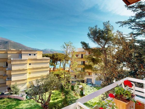 appartamento in vendita ad Arenzano in zona Terrarossa