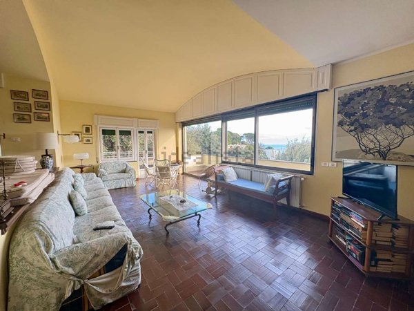 casa indipendente in vendita ad Arenzano in zona Terrarossa