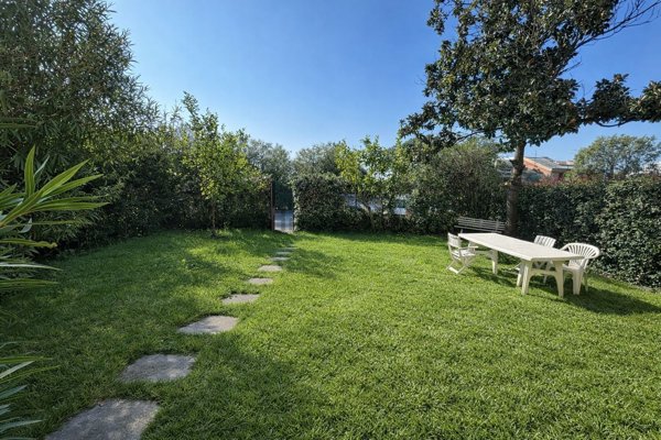 appartamento in vendita ad Arenzano in zona Terrarossa