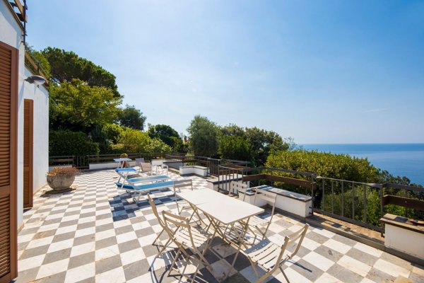 casa indipendente in vendita ad Arenzano in zona Terrarossa