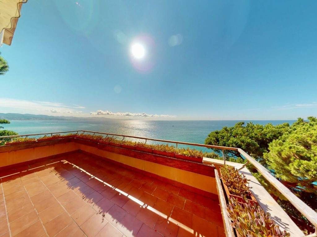 appartamento in vendita ad Arenzano in zona Terrarossa