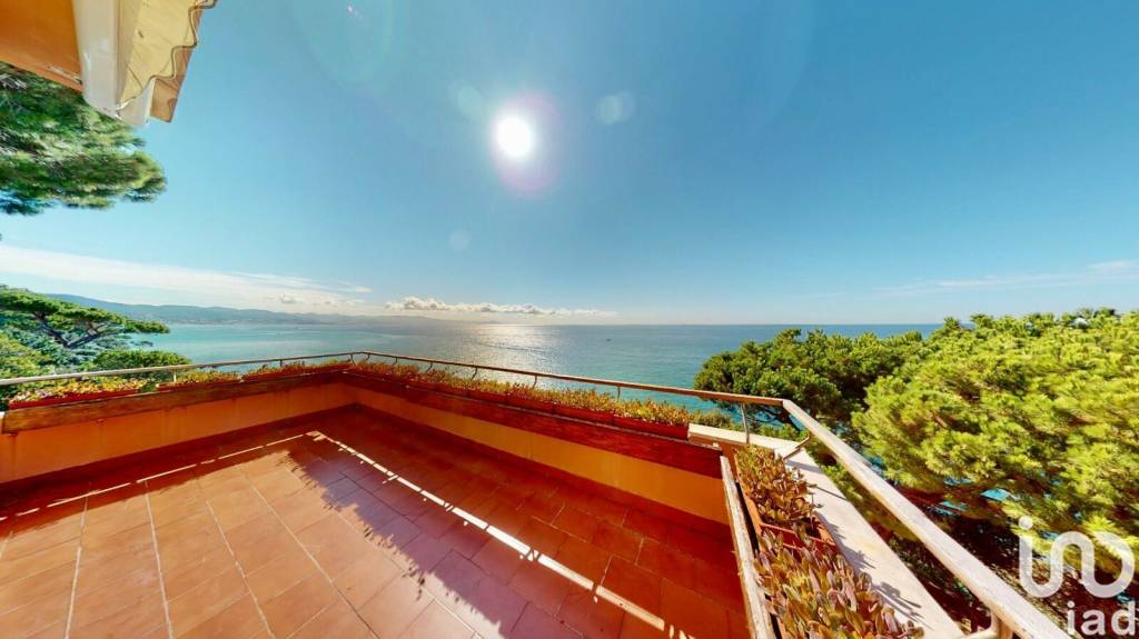 appartamento in vendita ad Arenzano in zona Terrarossa