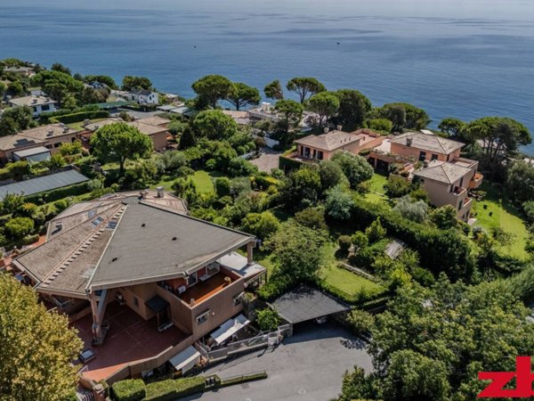 appartamento in vendita ad Arenzano in zona Terrarossa