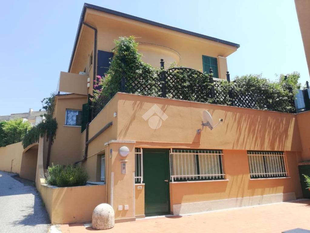 appartamento in vendita ad Arenzano in zona Terrarossa