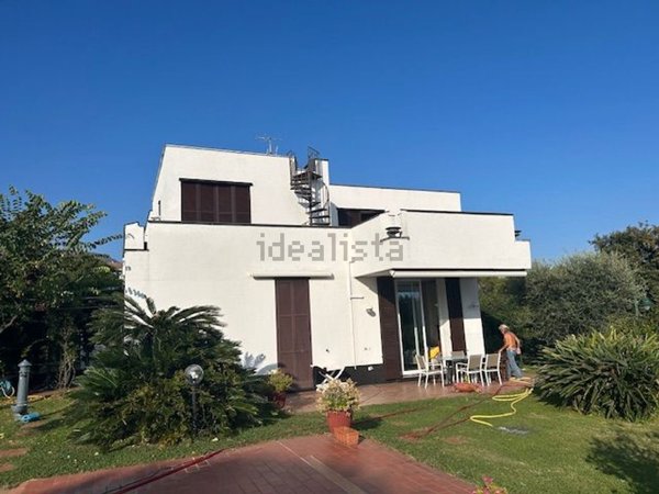 casa indipendente in vendita ad Arenzano in zona Terrarossa