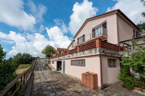 casa indipendente in vendita ad Arenzano in zona Terralba