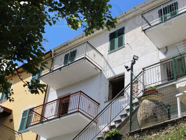 appartamento in vendita ad Avegno in zona Testana