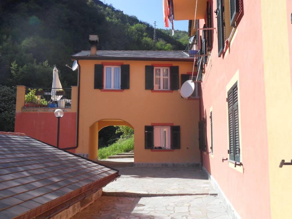 appartamento in vendita ad Avegno in zona Testana