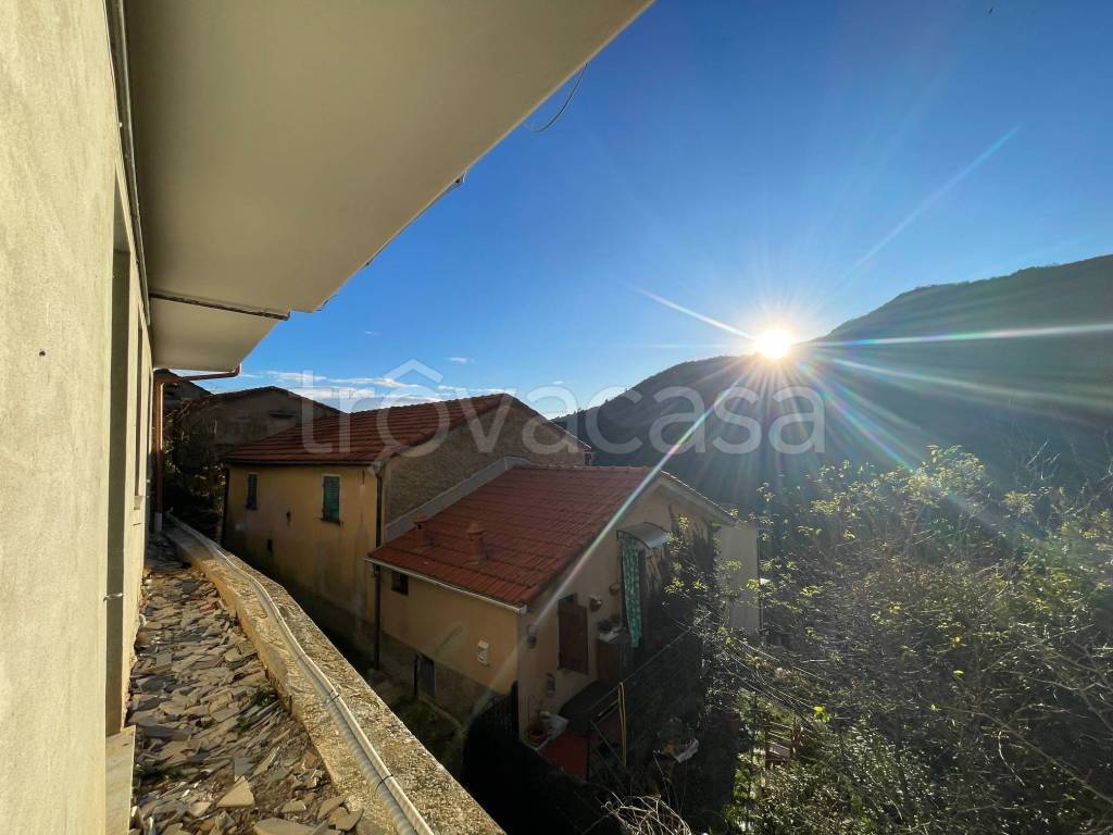 appartamento in vendita ad Avegno in zona Testana