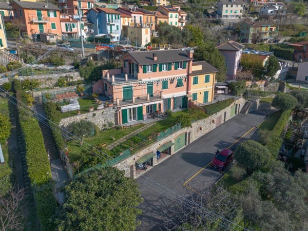appartamento in vendita ad Avegno in zona Testana