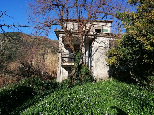 casa indipendente in vendita ad Avegno