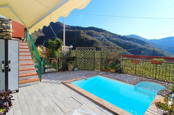 casa semindipendente in vendita ad Avegno