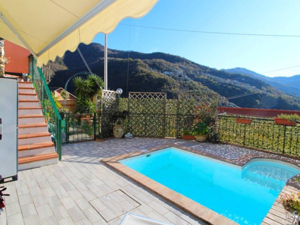 casa semindipendente in vendita ad Avegno