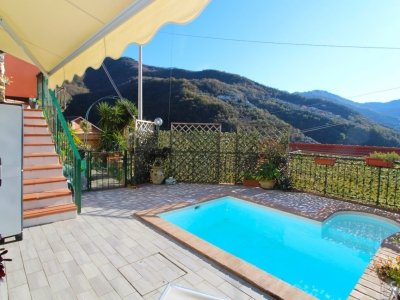 casa semindipendente in vendita ad Avegno