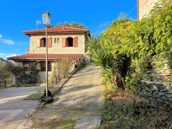 casa indipendente in vendita ad Avegno