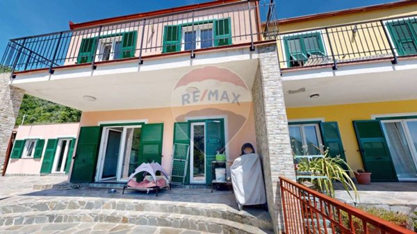 appartamento in vendita ad Avegno in zona Testana