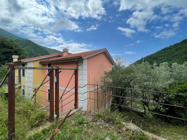 appartamento in vendita ad Avegno in zona Salto