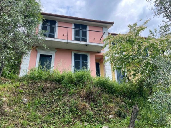 appartamento in vendita ad Avegno in zona Salto