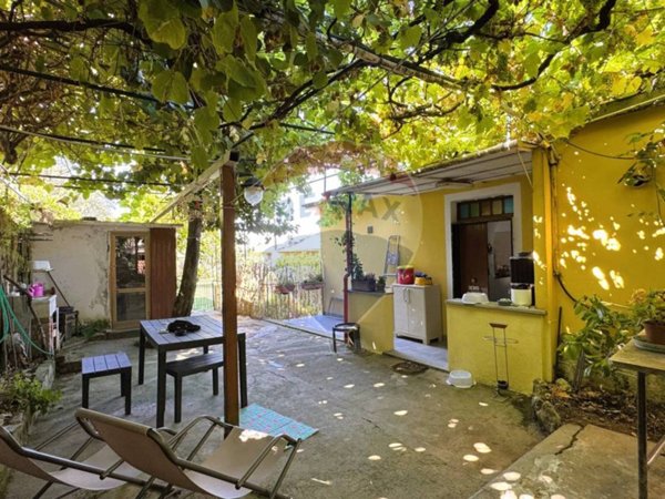 appartamento in vendita ad Avegno in zona Testana