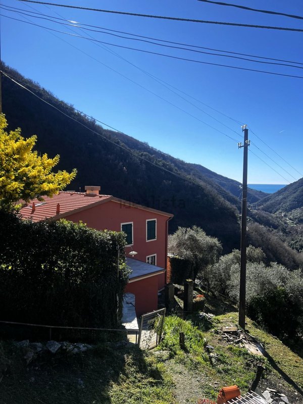 appartamento in vendita ad Avegno in zona Salto