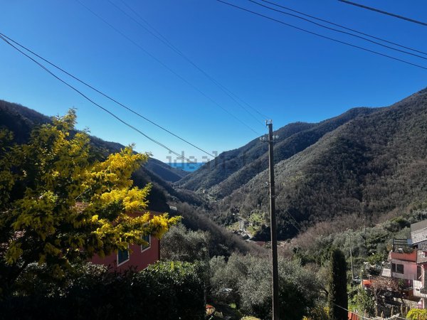 appartamento in vendita ad Avegno in zona Salto