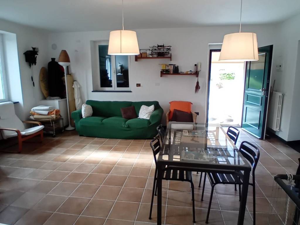 appartamento in vendita ad Avegno in zona Salto