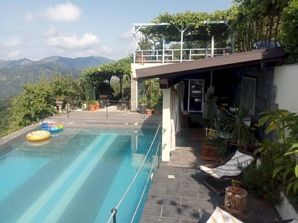 casa indipendente in vendita ad Avegno