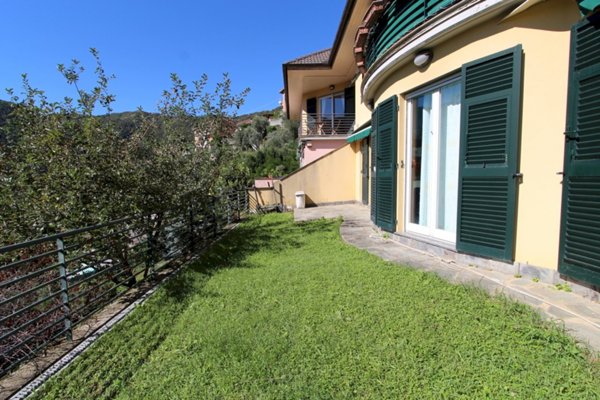 appartamento in vendita ad Avegno in zona Testana