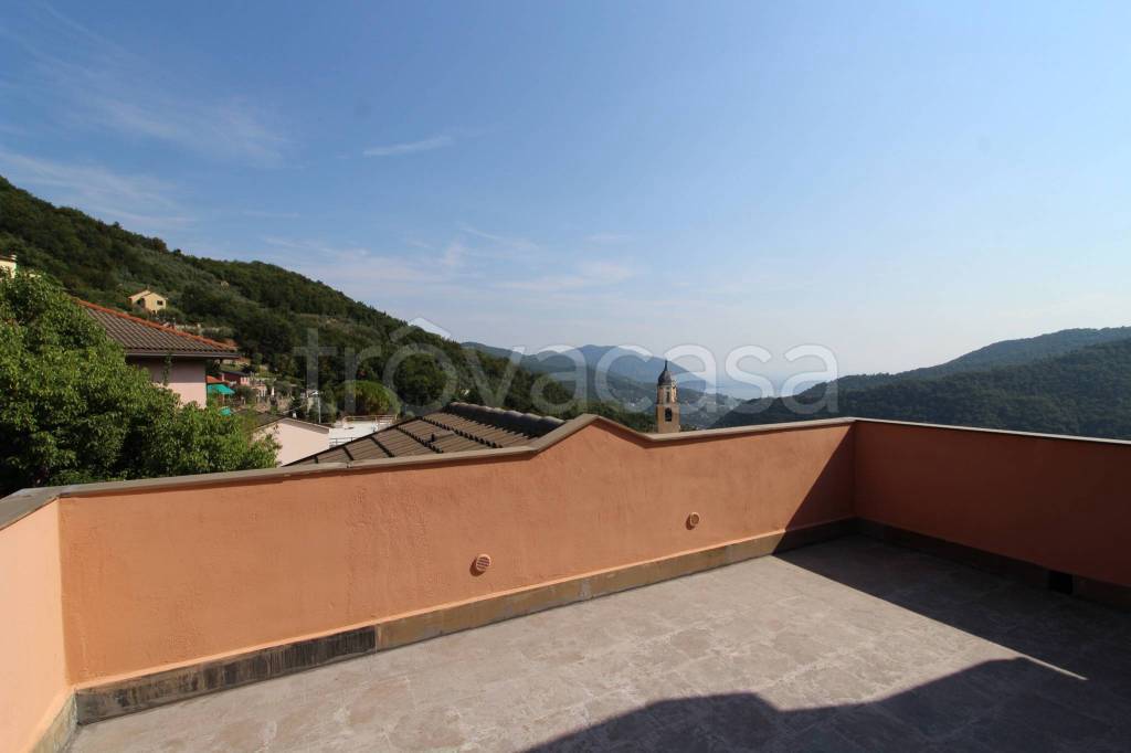 appartamento in vendita ad Avegno in zona Testana