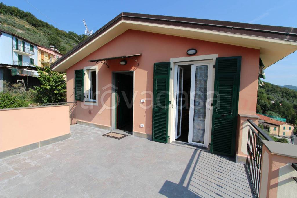 appartamento in vendita ad Avegno in zona Testana