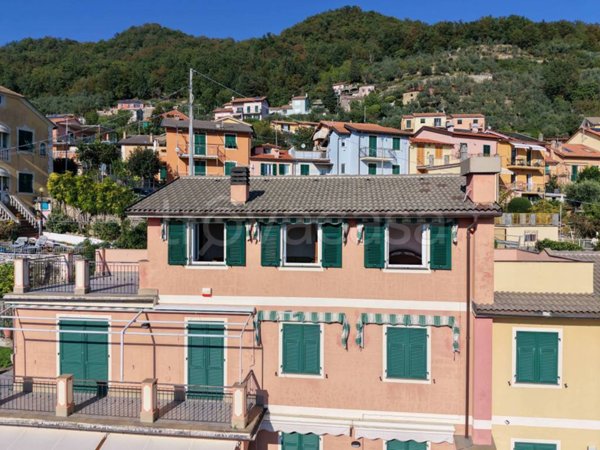 appartamento in vendita ad Avegno in zona Testana