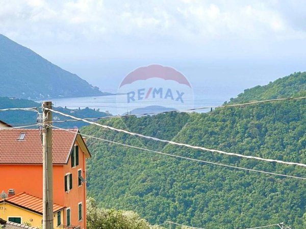 appartamento in vendita ad Avegno in zona Testana
