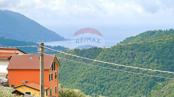 appartamento in vendita ad Avegno in zona Testana