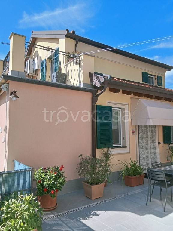 appartamento in vendita ad Avegno in zona Salto
