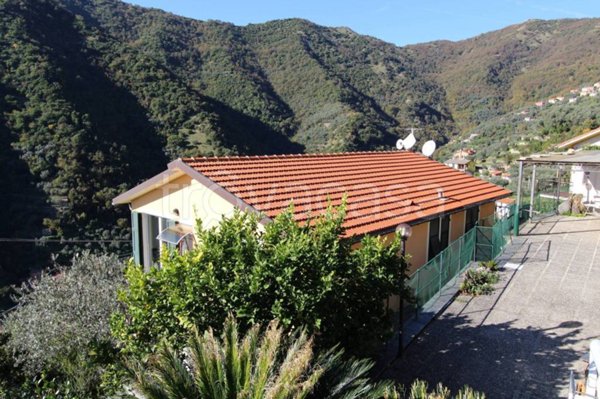 casa indipendente in vendita ad Avegno in zona Testana
