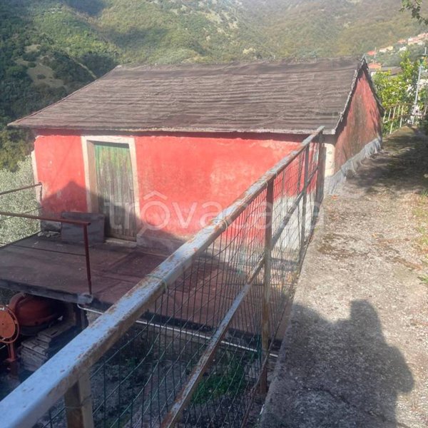 appartamento in vendita ad Avegno in zona Testana