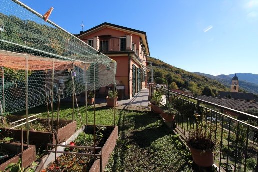 appartamento in vendita ad Avegno in zona Testana