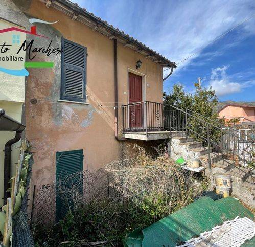 appartamento in vendita ad Avegno in zona Testana