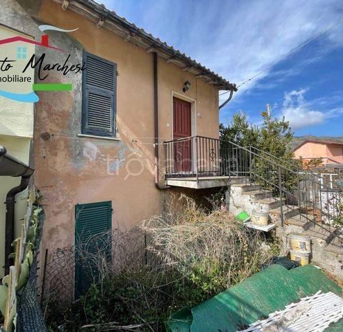 appartamento in vendita ad Avegno in zona Testana