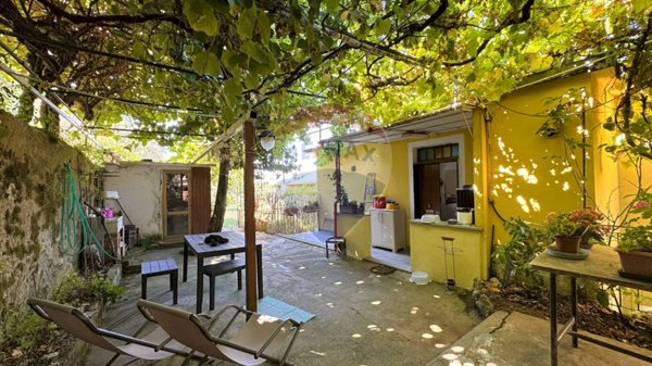 appartamento in vendita ad Avegno in zona Testana